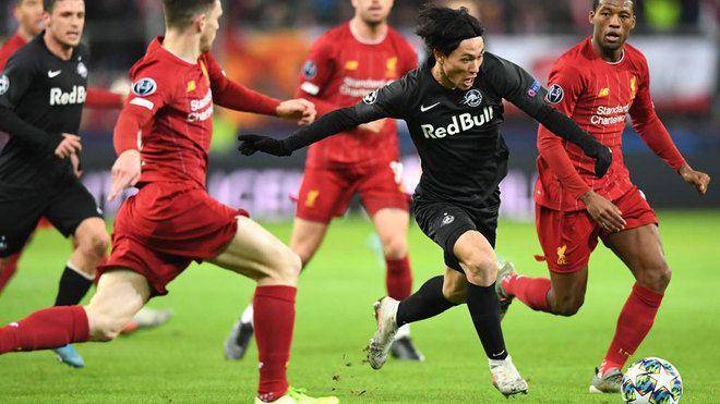 Takumi Minamino kala membela Salzburg melawan Liverpool. marca.com