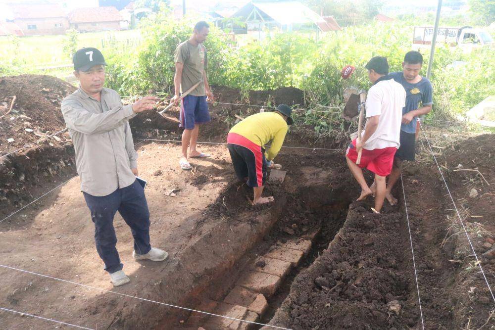 Penggalian situs Pendem dilakukan BPCB dan dibantu masyarakat. IDN Times/ Alfi Ramadana