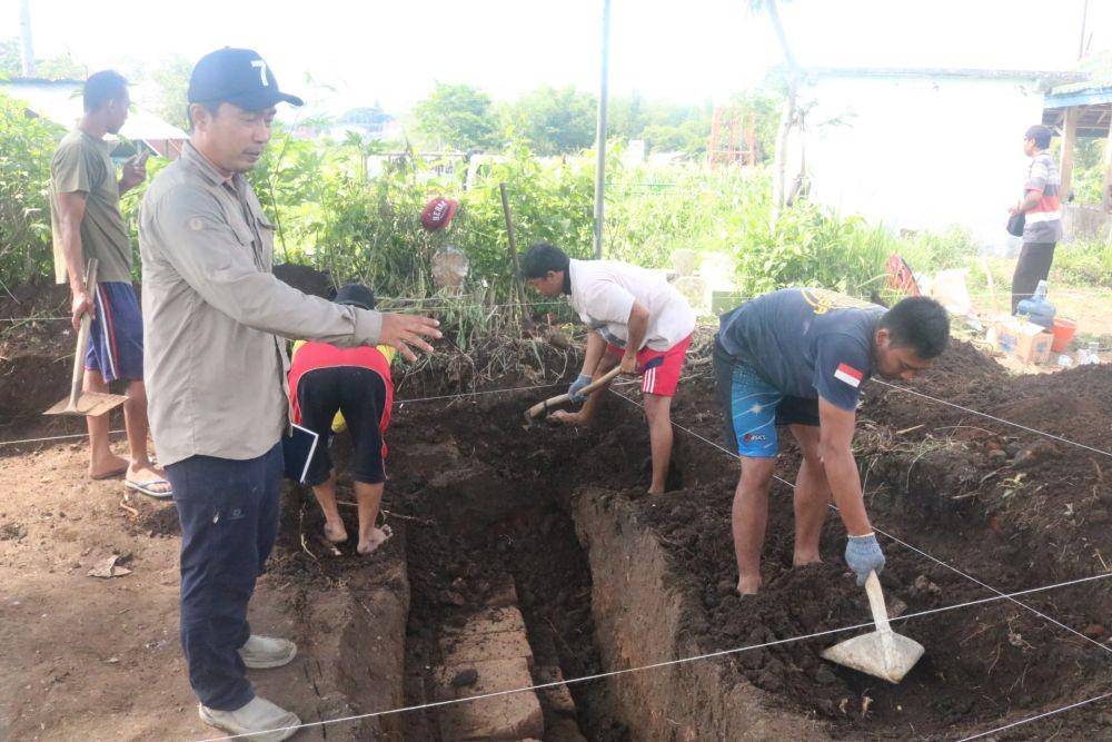 Proses eskavasi situs Pendem yang diduga sisa bangunan candi, Jumat (13/12/2019). IDN Times/ Alfi Ramadana
