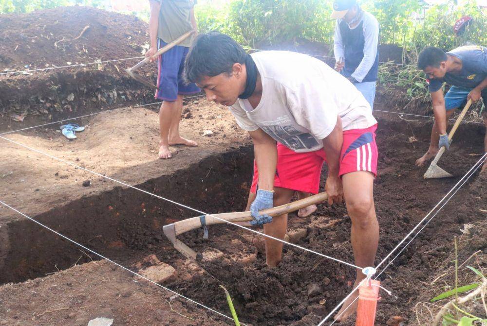 Penggalian situs Pendem dilakukan untuk mengetahui gambaran bentuk bangunan. IDN Times/ Alfi Ramadana