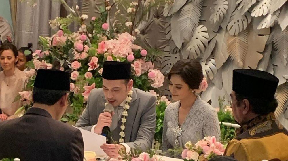 9 Dekorasi Serba Abu-Abu di Akad Nikah Cut Tari dan Richard Kevin