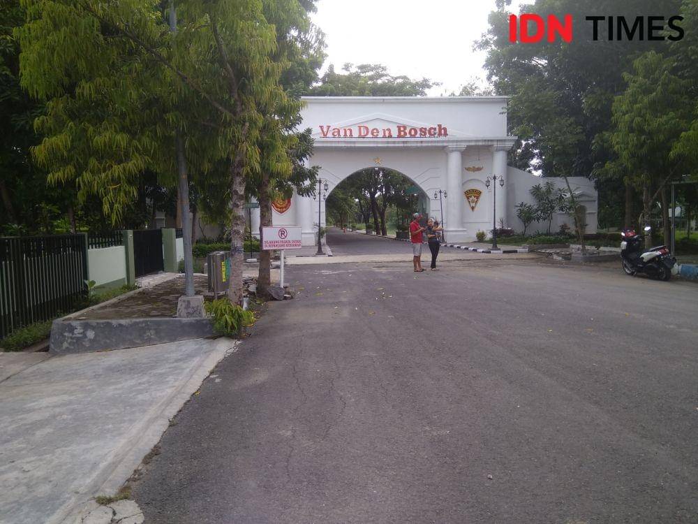 Pengunjung sedang melakukan swa foto di depan gapura Benteng Pendem atau Van Den Bosch, Ngawi. IDN Times/Nofika Dian Nugroho