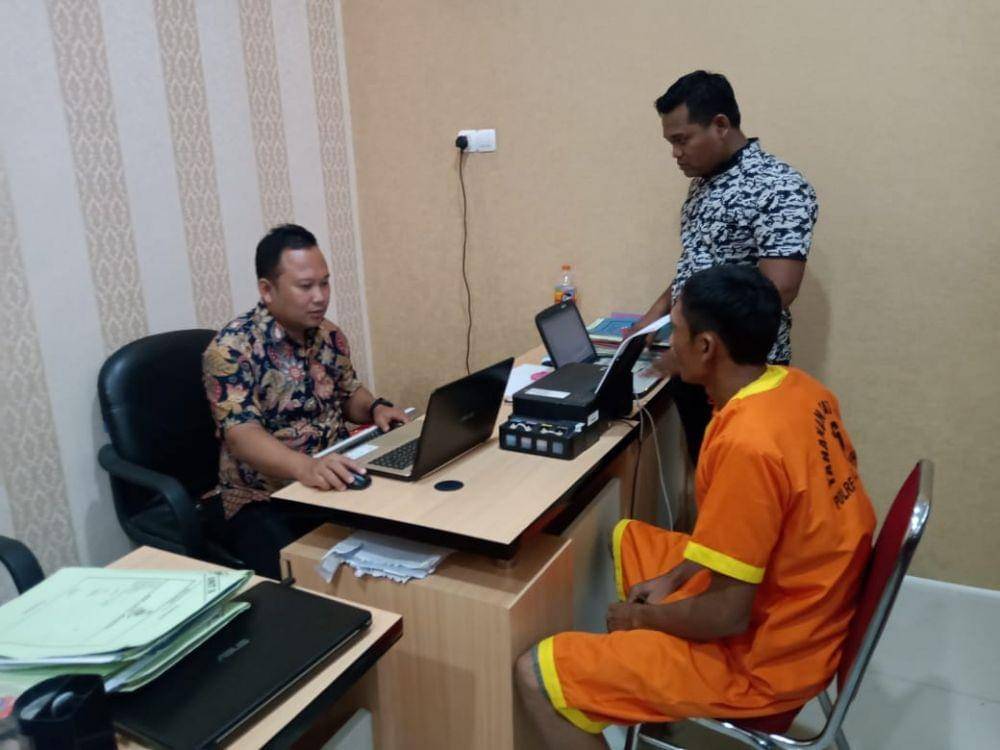 Pelaku pencurian gabah saat diperiksa polisi. IDN Times/Imron