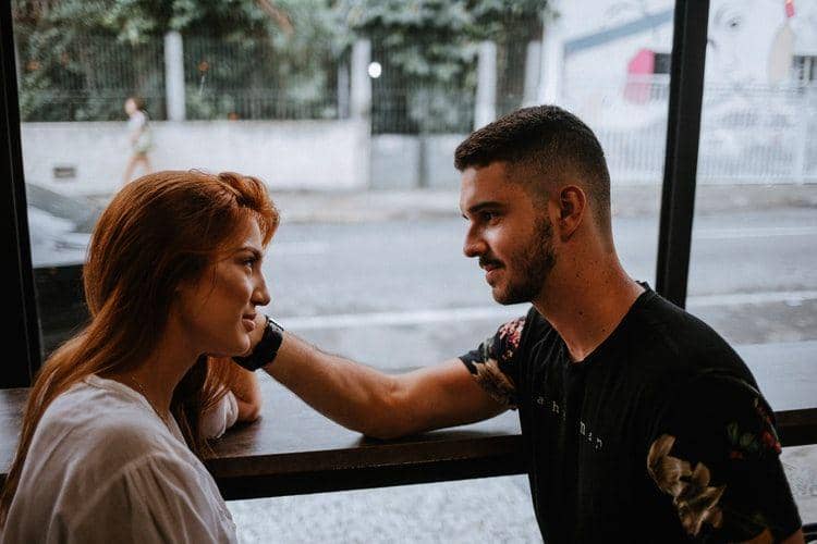 6 Suka Duka Punya Pacar yang Ramah ke Semua Perempuan, Kamu?