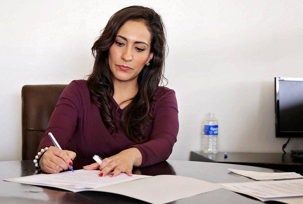https://pixabay.com/photos/woman-women-office-work-business-2773007/