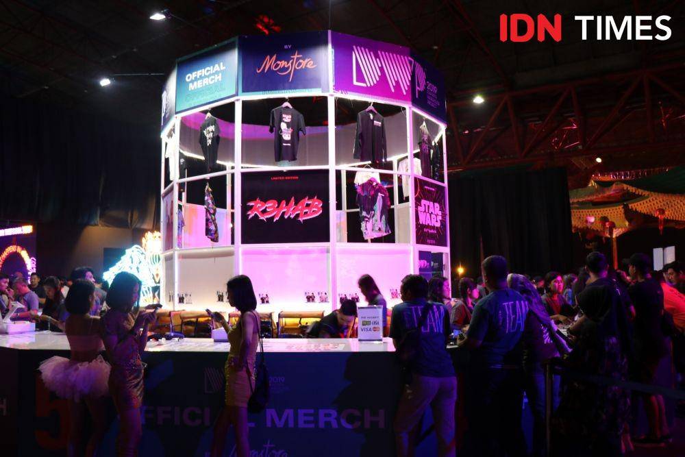 Official merchandise DWP 2019, Djakarta Warehouse Project, Jiexpo, Jakarta, (14/12). IDN Times/Erfah Nanda