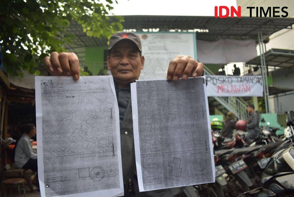 Warga RW 11 Tamansari, Sambas menunjukan bukti tanah berstatus negara bebas. (IDN Times/Bagus F)