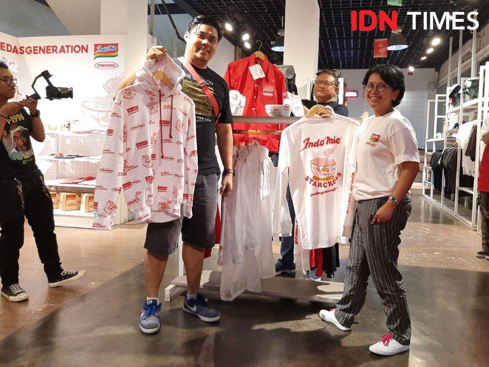 Koleksi-koleksi dengan kolaborasi unik Indomie dan Starcross dalam balutan fashion anak muda di peluncuran Indomie x Starcross, Pedas Generation Hype Party, Sabtu (14/12/2019). IDNTimes/Holy Kartika