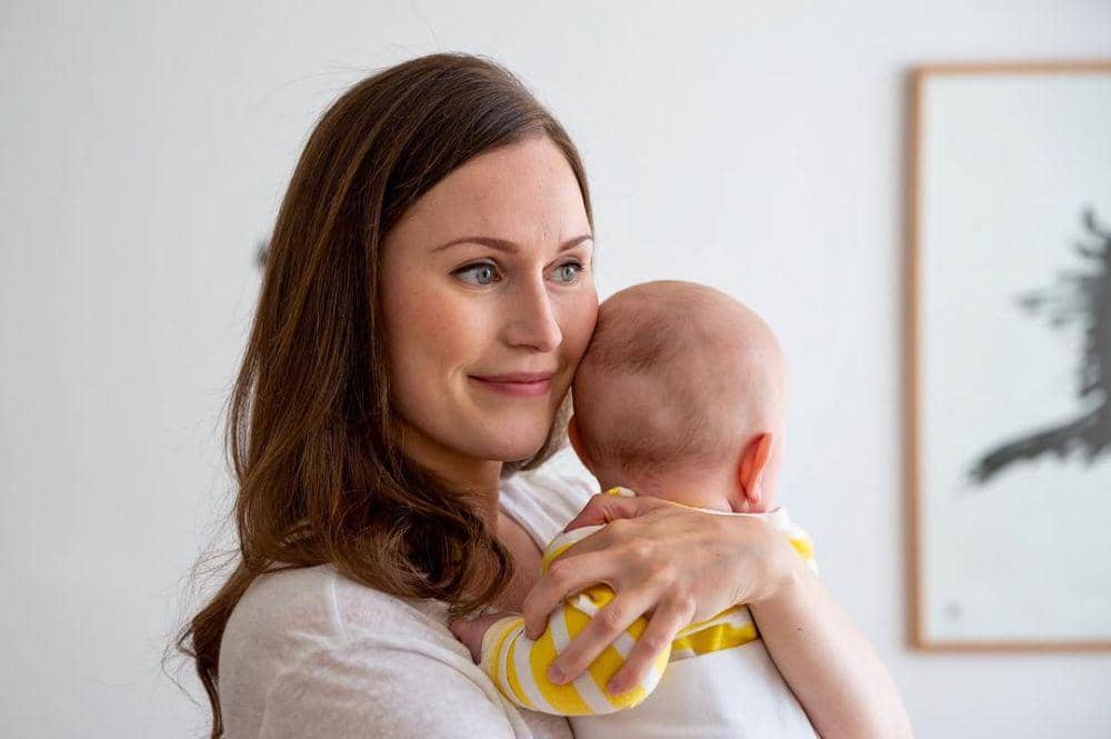 Perdana Menteri Finlandia Sanna Marin bersama bayinya. instagram.com/sannamarin
