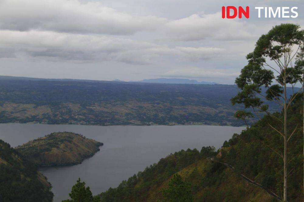 Panorama Danau Toba (IDN Times/Prayugo Utomo)