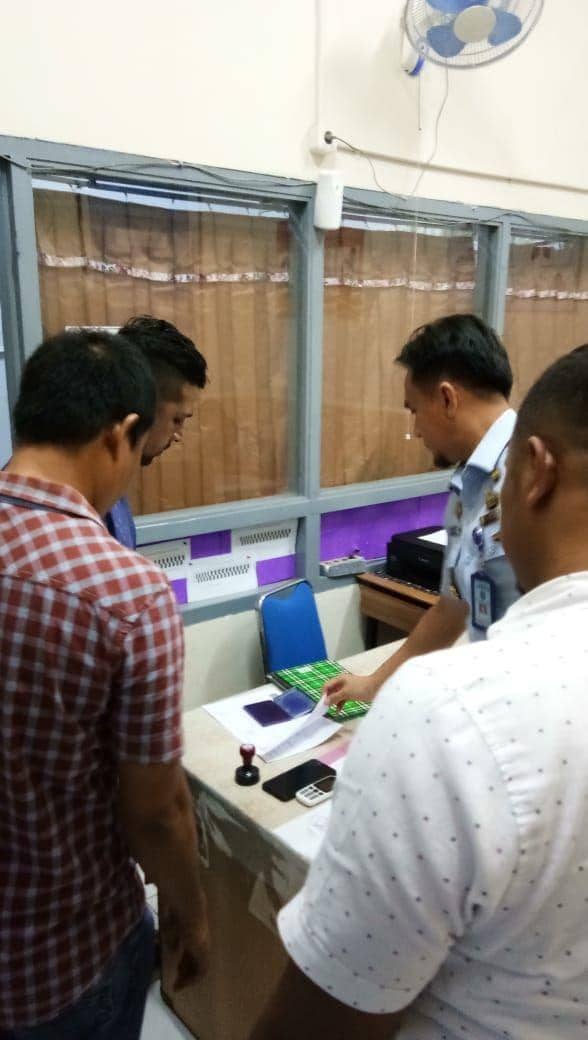 Penyerahan tahanan ke Polda Metro Jaya (IDN Times/Humas Kemenkumham Kanwil Sumsel)