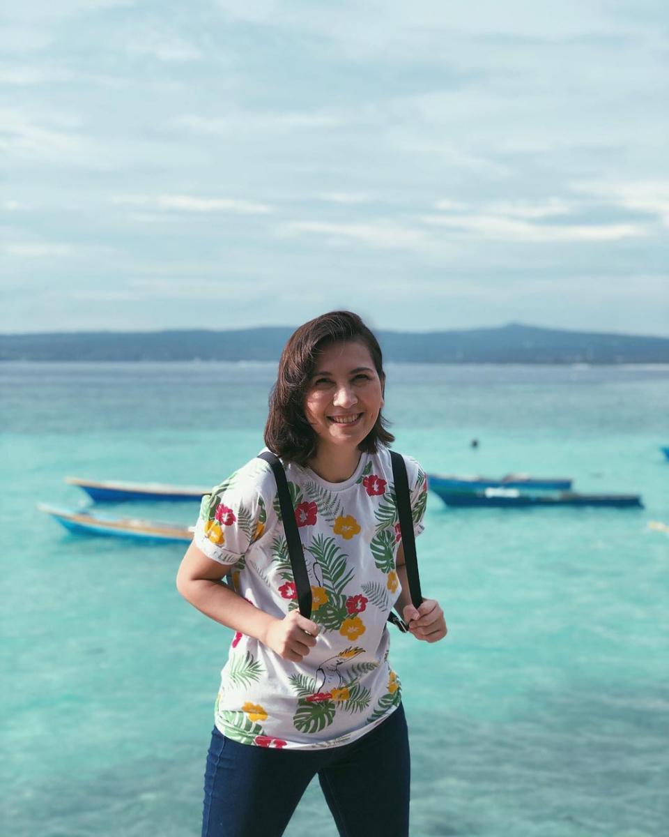 10 Pesona Jennifer Arnelita yang Selalu Ceria