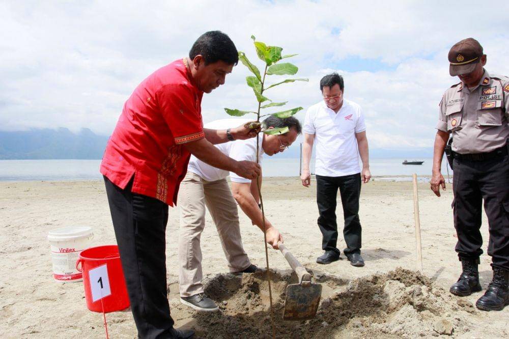 Yayasan Astra Honda Motor (YAHM) kembali melakukan aksi penanaman di bantaran pulau Samosir Danau Toba (Dok. IDN Times)