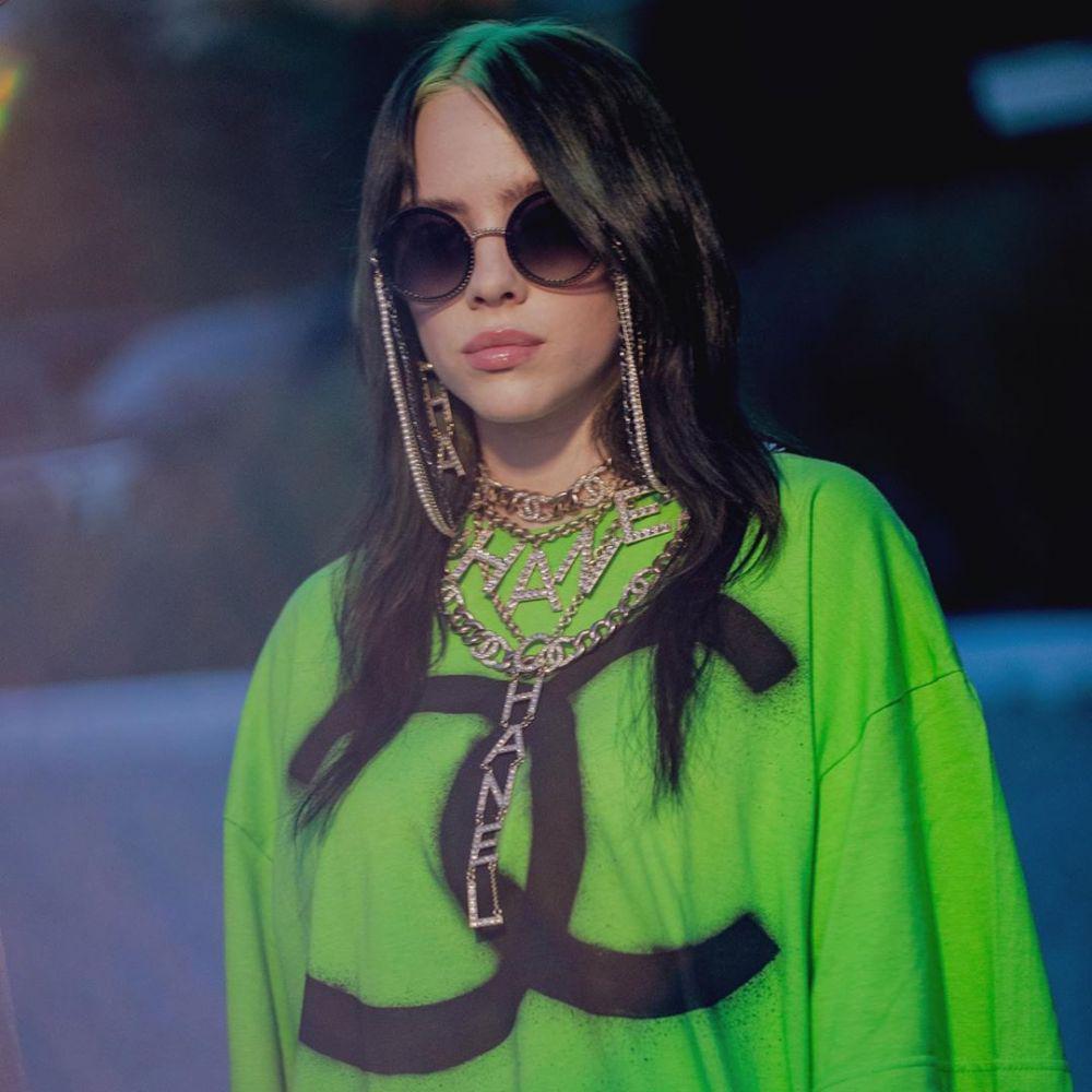 10 Gaya Billie Eilish Berpakaian Serba Hijau Metalik, Nyetrik!