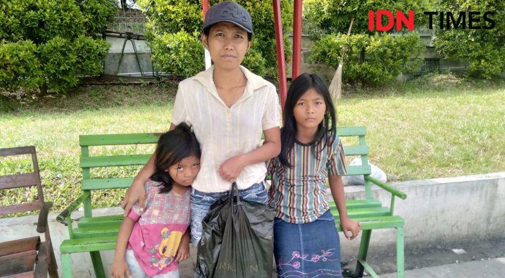 Erna dan kedua anaknya (IDN Times/Gideon Aritonang)