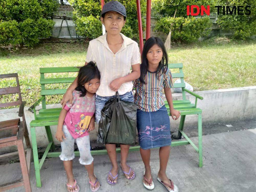 Erna dan dua anak perempuannya (IDN Times/Gideon Aritonang)