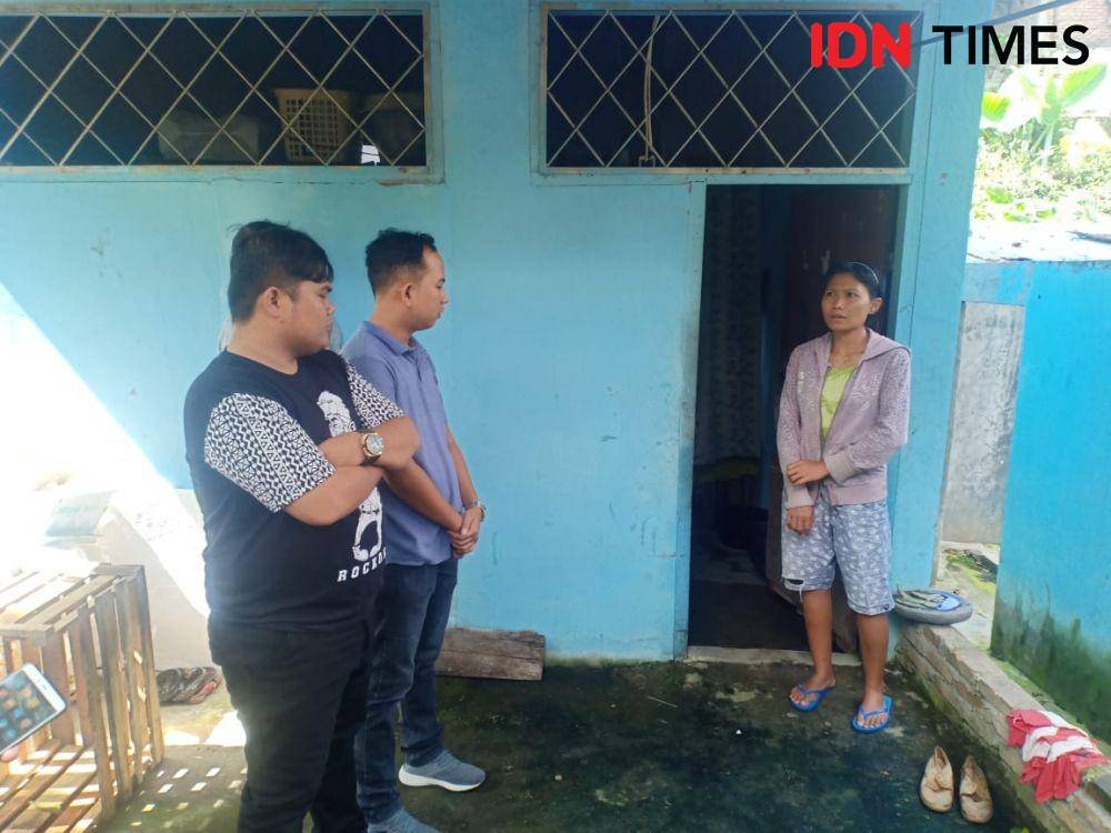 Erna menunjukkan tempat tinggalnya (IDN Times/Gideon Aritonang)