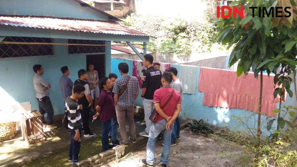 Tempat tinggal Erna yang merupakan bekas kamar mandi umum (IDN Times/Gideon Aritonang)