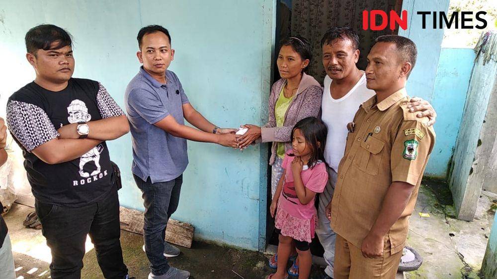 Panitia natal Jurnalis Siantar-Simalungun menyerahkan bantuan kepada Erna (IDN Times/Gideon Aritonang)