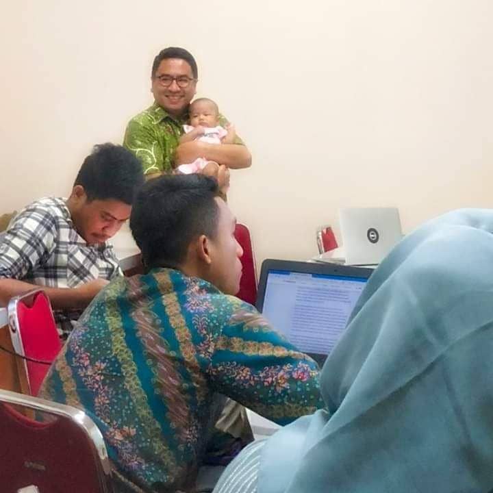 Viral Dosen UGM Gendong Bayi saat Mengajar, Begini Kisahnya