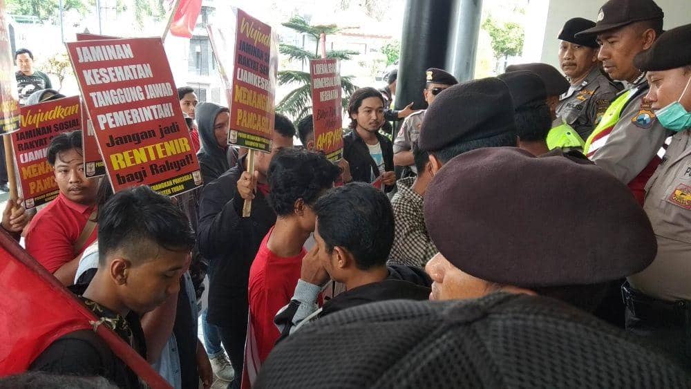 Puluhan mahasiswa di Tuban menggelar aksi unjuk rasa menuntut BPJS di bubarkan. IDN Times/Imron