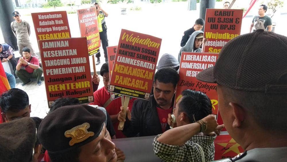 Puluhan mahasiswa di Tuban menggelar aksi unjuk rasa menuntut BPJS di bubarkan. IDN Times/Imron