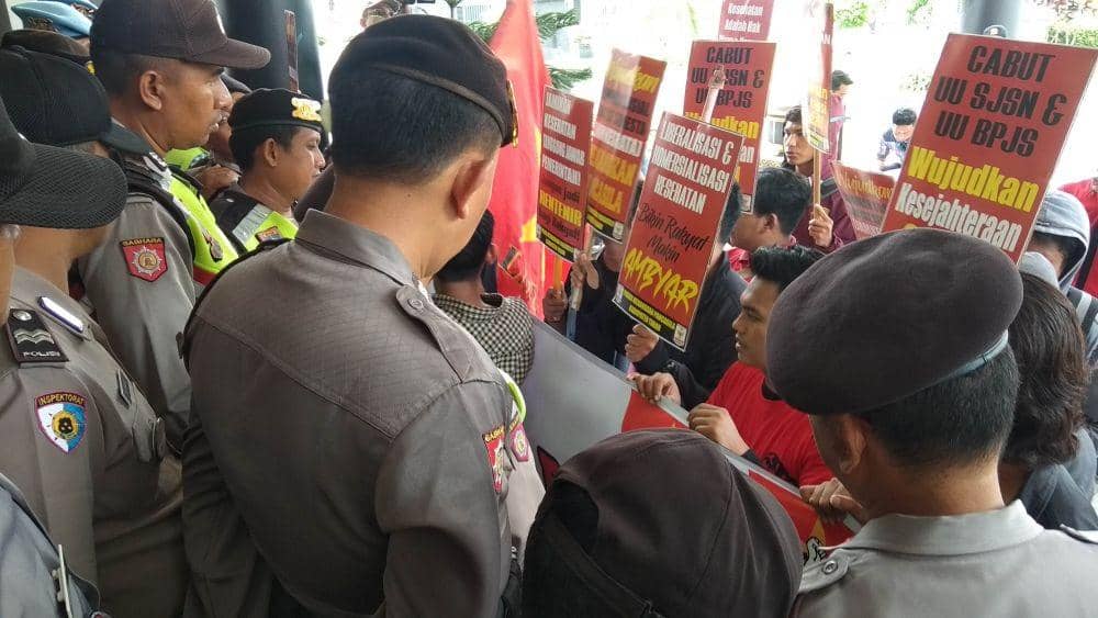 Puluhan mahasiswa Tuban menggelar aksi unjuk rasa di depan pintu masuk DPRD. IDN Times/Imron
