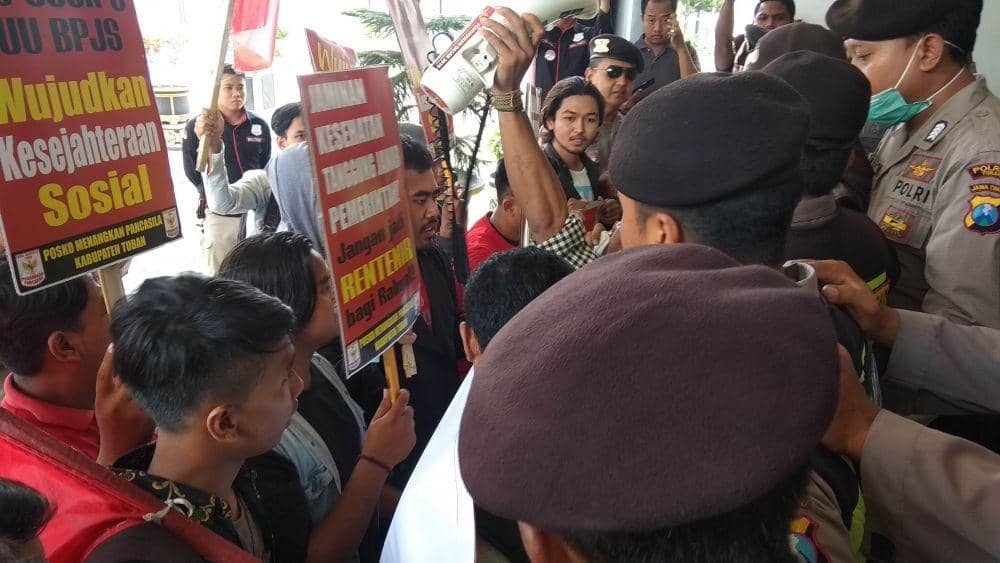 Puluhan mahasiswa Tuban menuntut BPJS dibubarkan. IDN Times/Imron