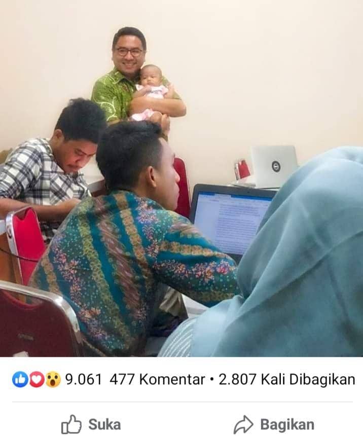Dosen UGM mengajar sambil momong bayi mahasiswi viral setelah ia tuliskan di Facebook pada Kamis (12/12/2019) / facebook Abdul Gaffar Karim