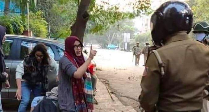 Hadapi Polisi Anti-Huru-Hara, Perempuan Berhijab India Banjir Pujian