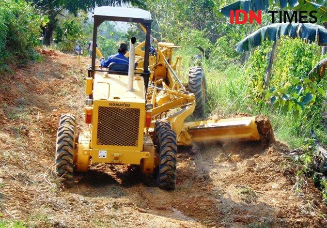 Ilustrasi pekerjaan pembuatan jalan usaha tani yang dilakukan Pemkab PPU (IDN Times/Ervan)