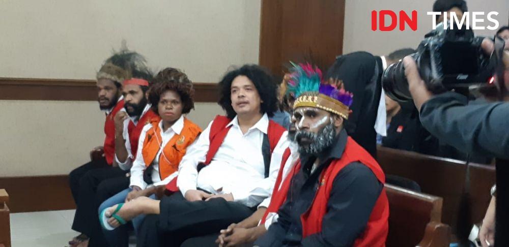 Jelang Sidang, 6 Aktivis Berangkulan Nyanyikan Lagu Papua