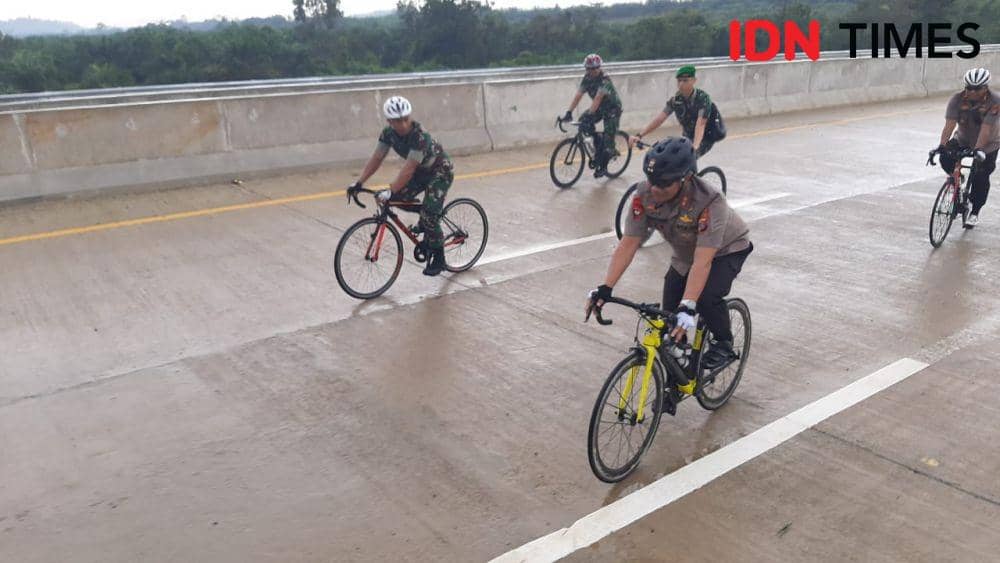 Dua Jenderal di Kaltim Jajal Tol Balsam dengan Bersepeda