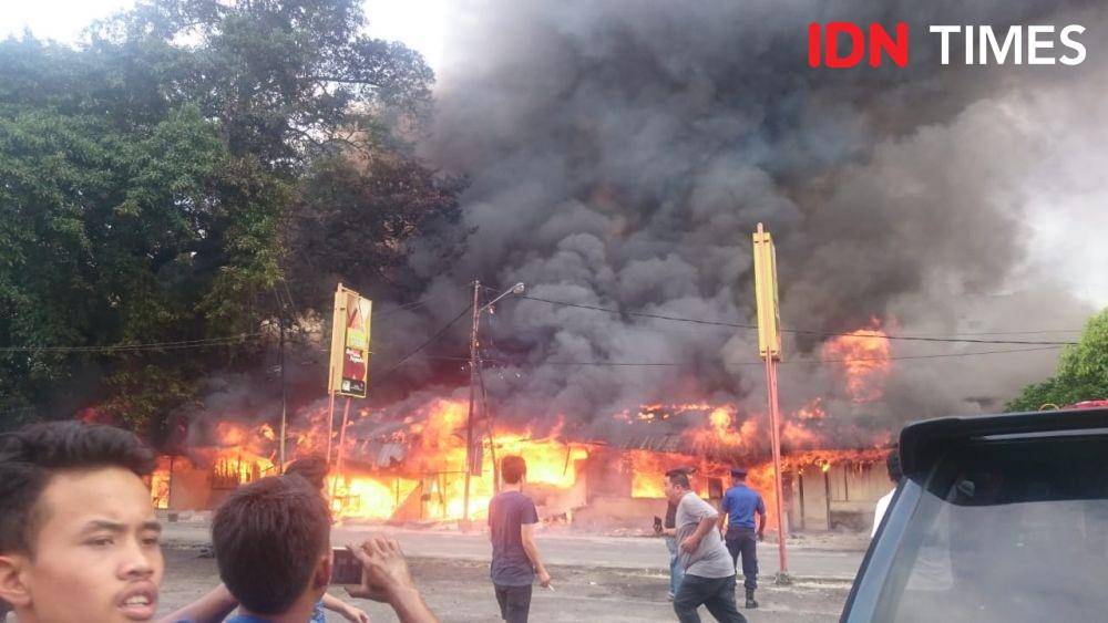 Kebakaran di kios-kios kawasan Stasius Kereta Api Pematangsiantar (IDN Times/Patiar Manurung)