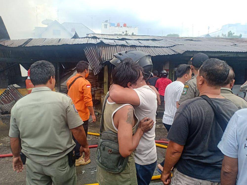 Pedagang kios bersedih melihat kiosnya di depan Stasiun Kereta Api Siantar hangus terbakar (IDN Times/Gidoen Aritonang)