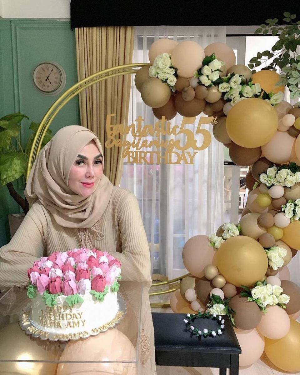 Ulang Tahun, 10 Potret Awet Muda Amy Qanita di Usia 55 Tahun