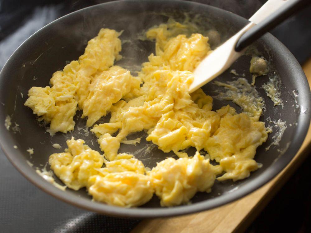 Gak Disangka, 5 Hal Sepele Ini Bisa Bikin Scrambled Egg Jadi Gagal