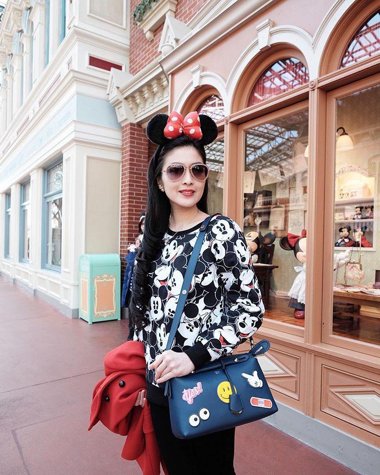 10 Potret Sandra Dewi Kenakan Kaos Mickey Mouse, Tetap Kece!