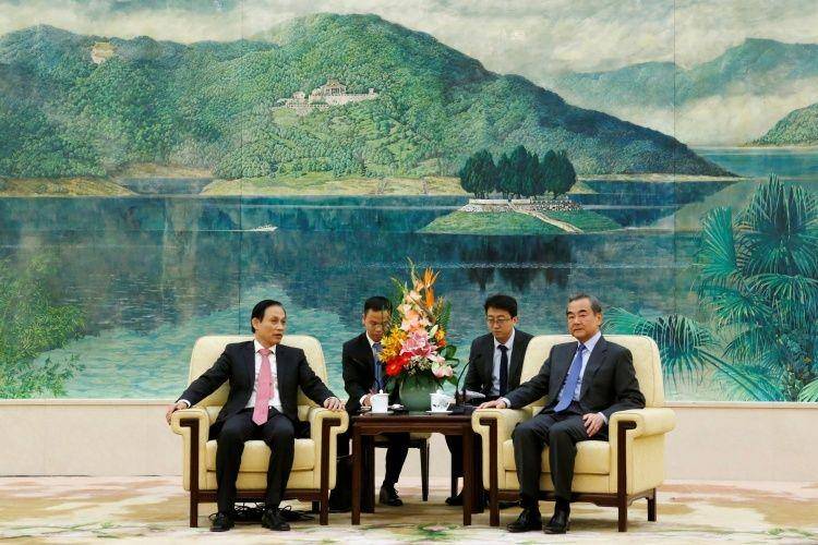 Wakil Menteri Luar Negeri Vietnam Le Hoai Trung menghadiri pertemuan dengan Menteri Luar Negeri Tiongkok Wang Yi di Balai Agung Rakyat di Beijing, Tiongkok, pada 27 November 2019. ANTARA FOTO/REUTERS/Florence Lo