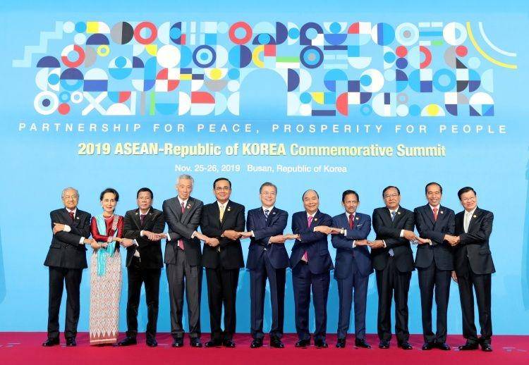 Presiden Korea Selatan Moon Jae-in dan pemimpin negara lainnya berfoto bersama saat KTT ASEAN di Busan, Korea Selatan, pada 26 November 2019. ANTARA FOTO/Yonhap via REUTERS