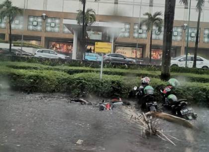 Kondisi genangan yang diduga terjadi di depan Plaza Senayan, Jakarta Pusat, Selasa (17/12). (Twitter/@arifmelanesia)
