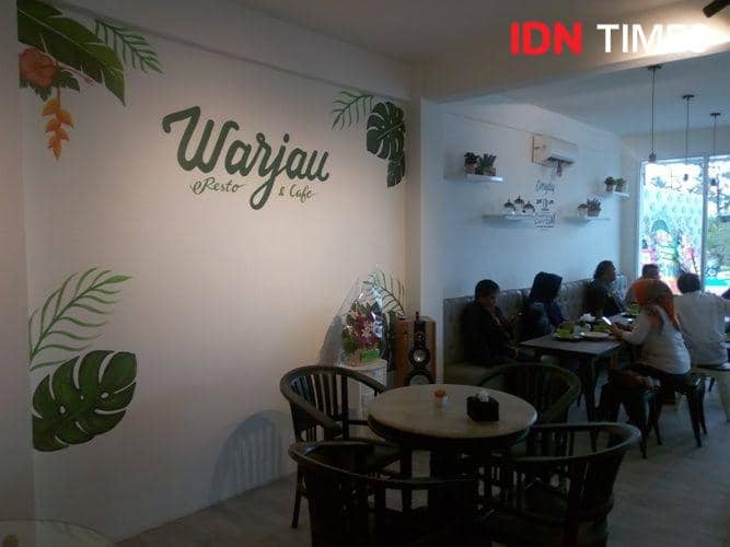 Pengunjung menikmati sajian Warjau Resto and Cafe di Purbalingga. IDN Times/Rudal Afgani