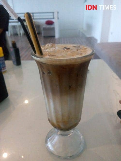Es kopi yang terbuat dari espresso, susu sapi segar, gula aren dan resep rahasia Warjau Resto and cafe Purbalingga. IDN Times/Rudal Afgani