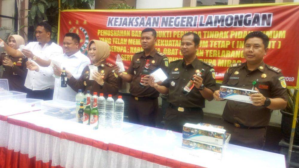 Pegawai Kajari Lamongan menunjukkan barang bukti hasil kejahatan. IDN Times/Imron