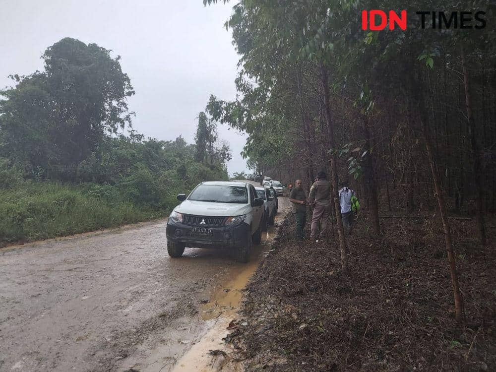 Ilustrasi. Kondisi jalan licin dan becek menuju lokasi kegiatan (IDN Times/ Istimewa)