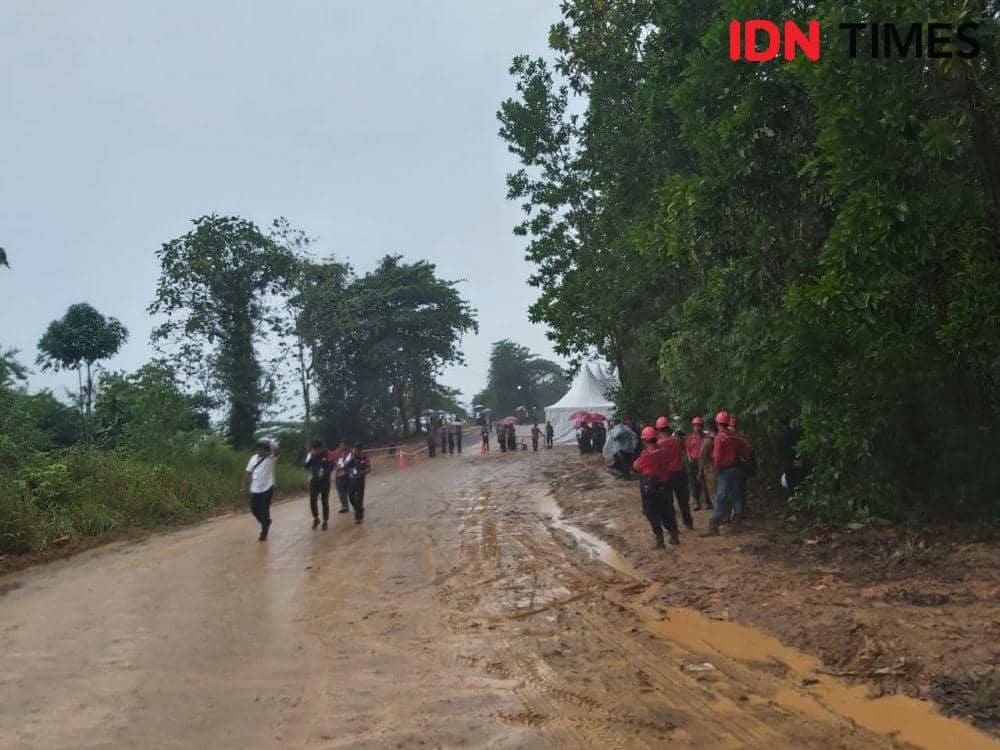 Ilustrasi. Kondisi licin dan becek menuju lokasi kegiatan kunjungan Jokowi (IDN Times/ Istimewa)