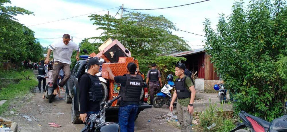 Tim Pegasus Polsek Percut Sei Tuan saat mengamankan barang bukti mesin Jackpot dan sepeda motor saat GKN di lahan garapan Jermal 15, Kecamatan Percut Sei Tuan berlangsung (Dok.IDN Times/ Polsek Percut Sei Tuan)