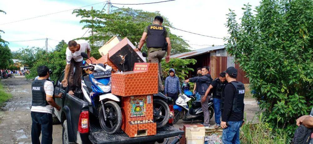 Tim Pegasus Polsek Percut Sei Tuan saat mengamankan barang bukti mesin Jackpot dan sepeda motor saat GKN di lahan garapan Jermal 15, Kecamatan Percut Sei Tuan (Dok.IDN Times/Polsek Percut Sei Tuan)