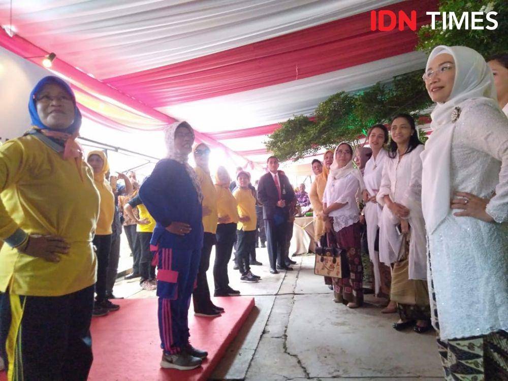Istri Wakil Presiden KH Maruf Amin, Wury Estu Handayani bersama Istri Menteri Sosial Juliari  P Batubara Grace Batubara melakukan senam lansia di Balai Rehabilitasi Lanjut Usia BRSLU "Budhi Dharma, Kota Bekasi, Selasa (17/12) (IDN Times/Dini Suciatiningrum)