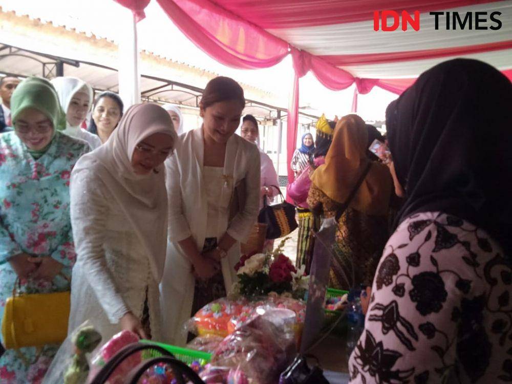 Istri Wakil Presiden KH Maruf Amin, Wury Estu Handayani bersama Istri Menteri Sosial Juliari  P Batubara Grace Batubara melakukan kunjungan dalam rangka Hari Ibu ke Balai Rehabilitasi Lanjut Usia BRSLU Budhi Dharma, Kota Bekasi, Selasa (17/12) (IDN Times/Dini Suciatiningrum)